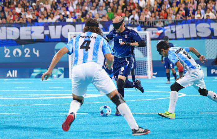 Martin Baron iluminado por la medalla de oro del fútbol para ciegos