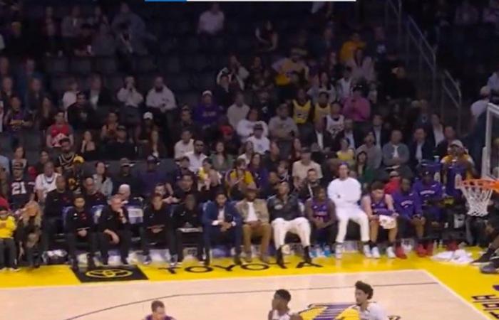 LeBron James rompe su propio récord y señala a un fanático mientras los fanáticos hacen la misma broma