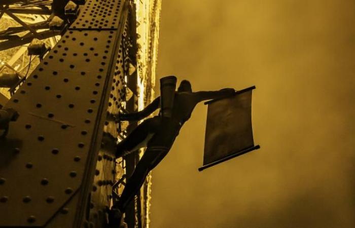 “Ojos de gato”: ¿Camille Lou realmente sube a la Torre Eiffel?