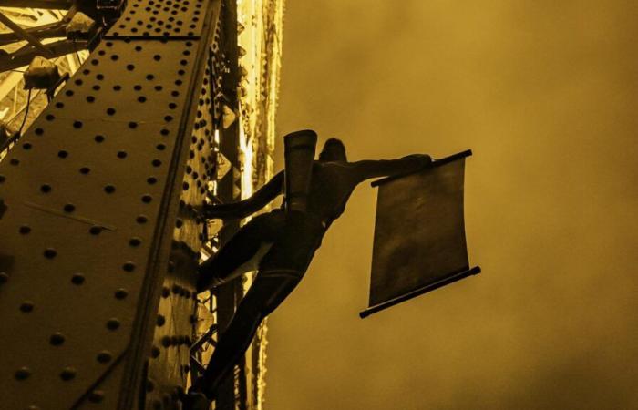 “Ojos de gato”: ¿Camille Lou realmente sube a la Torre Eiffel?