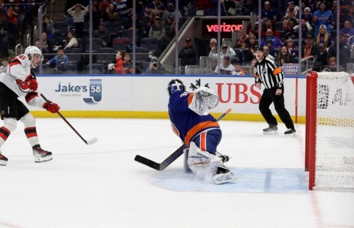 Isles desperdicia ventaja de dos goles en el tercer período y pierde ante Devils en tiempo extra