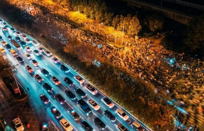 En China, un mar de estudiantes en bicicleta bloquean las carreteras para recoger baos