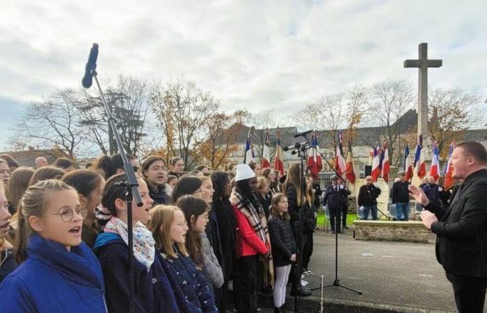 11 de noviembre. La Marsellesa cantada por 60 alumnos de secundaria de Cholet y Saint-Germain-sur-Moine