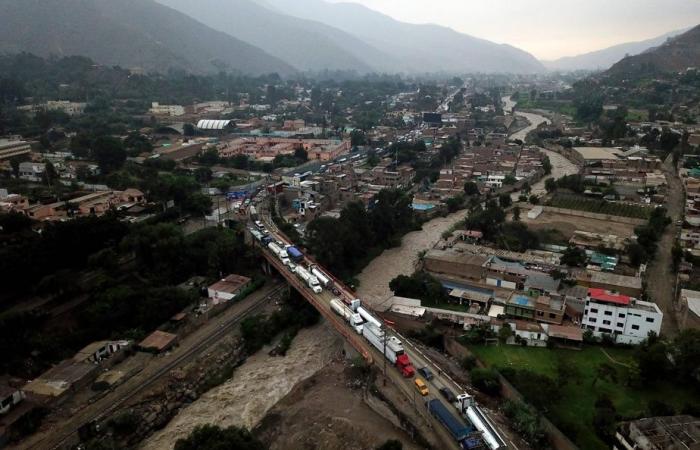 Perú | Al menos 11 muertos al caer un minibús a un barranco