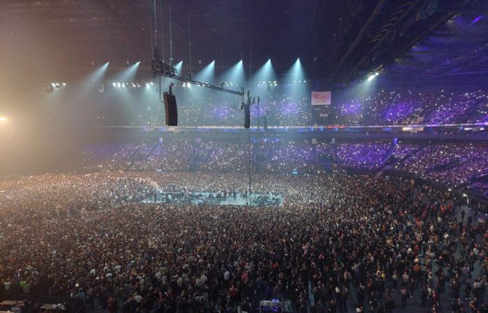 Robbie Williams en concierto en el Paris La Défense Arena en julio de 2025