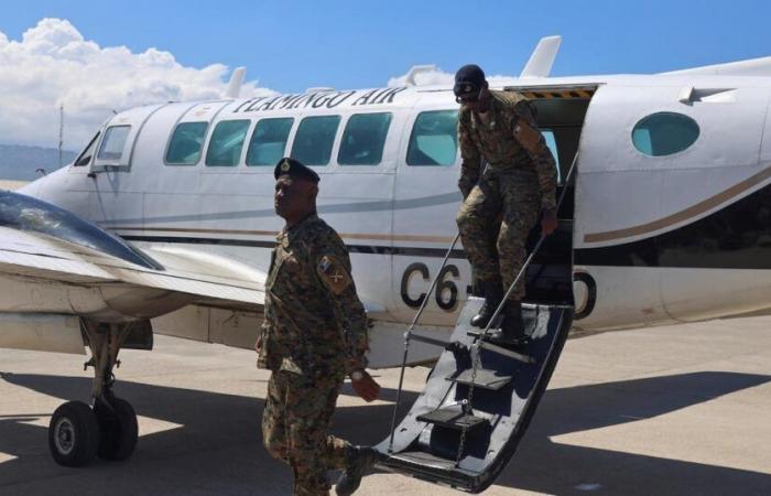 Un avión de pasajeros con destino a Puerto Príncipe fue alcanzado por disparos.