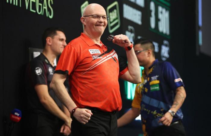 Mickey Mansell se clasifica del grupo en el Grand Slam of Darts mientras Josh Rock mantiene vivas las esperanzas antes del enfrentamiento con Stephen Bunting