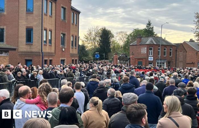 Miles de personas se reúnen en Bedworth para conmemorar las celebraciones del Día del Armisticio