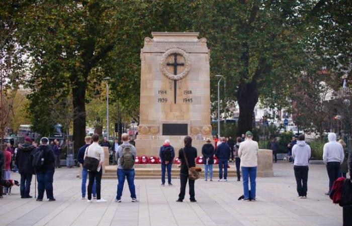 En imágenes: Reino Unido hace una pausa para recordar al personal de servicio caído