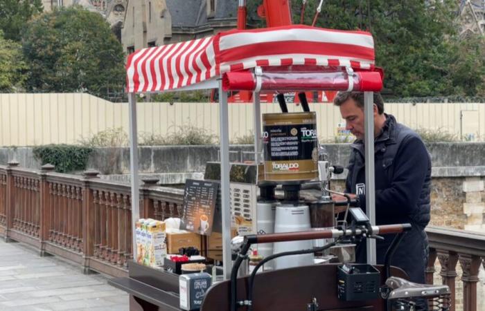 En París, este vendedor ambulante se queja de haber sido expulsado sin motivo alguno.