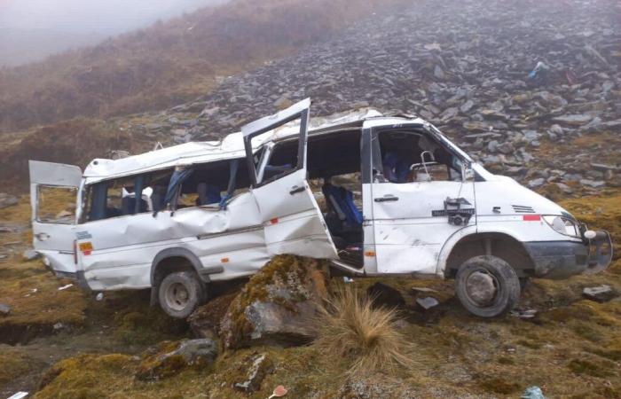 Accidente mortal: 11 muertos al caer minibús a barranco en Perú