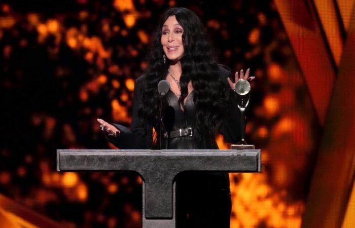 Cher afirma que John Lennon se “desnudó” y saltó a la piscina de la Mansión Playboy