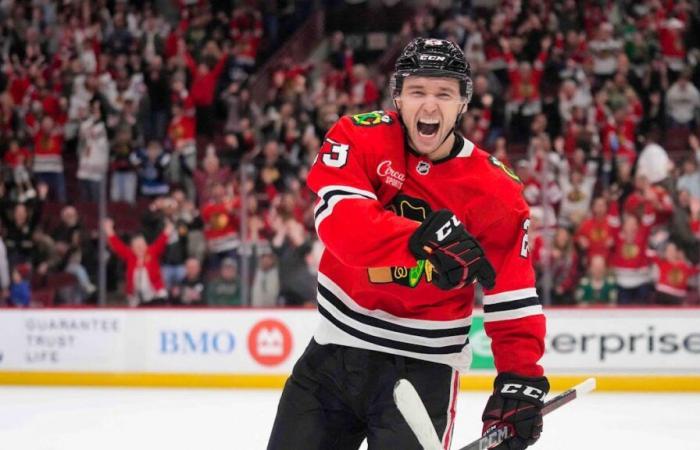 Hockey: Philipp Kurashev es el héroe de Chicago en la NHL