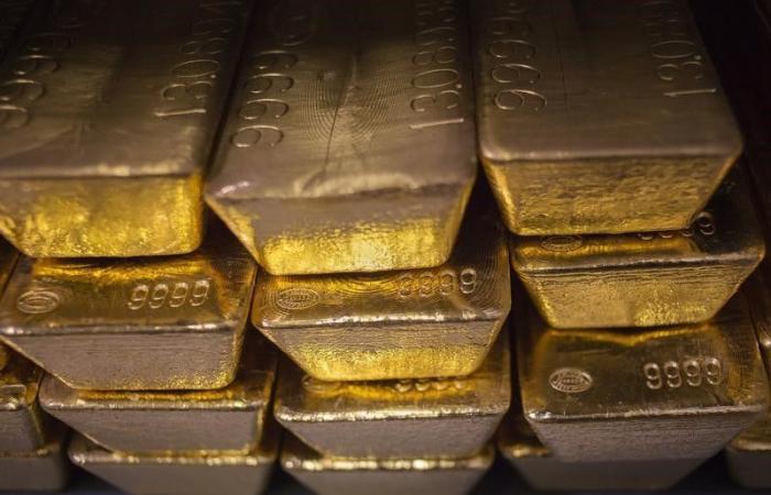 El precio del oro cae por debajo de los 2.700 dólares según el índice de precios al consumo, según las señales de la Fed Por Investing.com