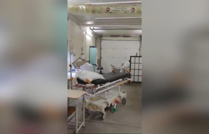 por falta de espacio en urgencias, se vio instalado en el garaje del hospital