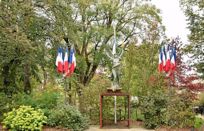 Cierto lunes 11 de noviembre de 1918 en Rodez: aquel día, el prefecto de Aveyron colgó la buena noticia en el muro de la prefectura.