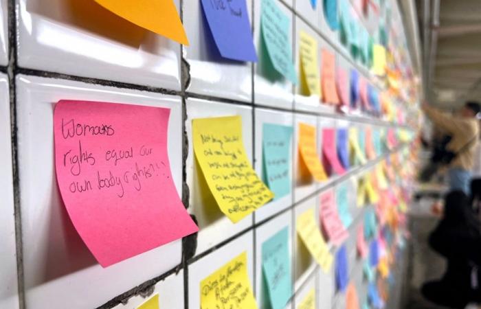 En el metro de Nueva York, el regreso de la “terapia Post-it”