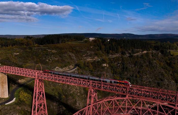 Un tren vuelve a circular por el viaducto de Garabit