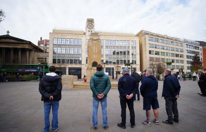 En imágenes: Reino Unido hace una pausa para recordar al personal de servicio caído