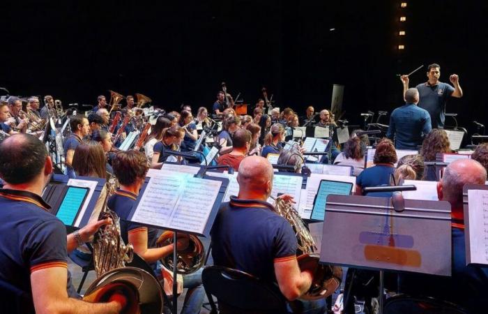 La orquesta amateur Portes de l’Essonne toca con el famoso compositor español Oscar Navarro