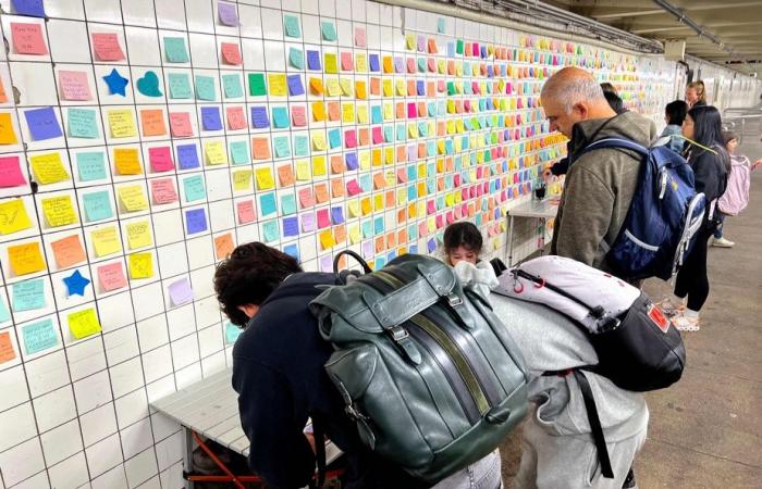 En el metro de Nueva York, el regreso de la “terapia Post-it”