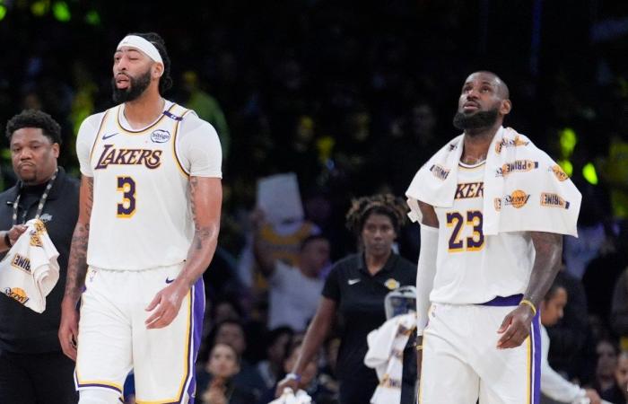 LeBron James rompe su propio récord y señala a un fanático mientras los fanáticos hacen la misma broma