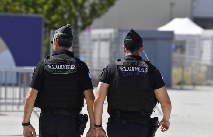 Una mujer arrastrada por un hombre en la calzada de una zona de descanso de la autopista A7