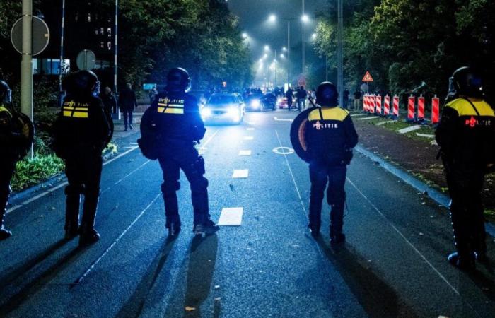 Tranvía quemado, tres detenidos, un herido: otra noche de inquietud en Amsterdam