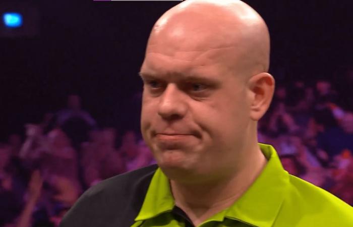 Michael van Gerwen sufre una primicia no deseada de 14 años en el Grand Slam de Dardos