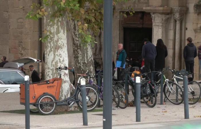 Cientos de personas en Romans-sur-Isère para el funeral del joven.