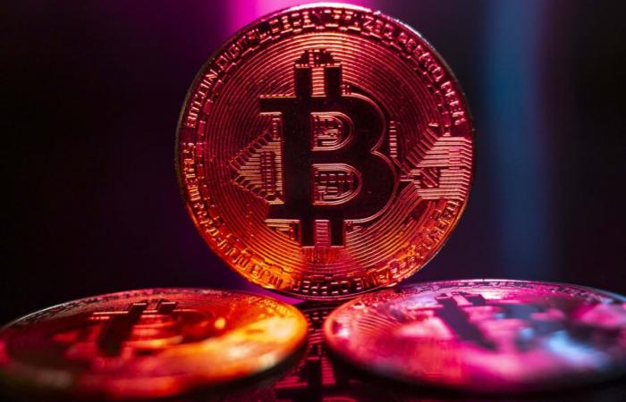 Bitcoin reanuda su ascenso, tocando brevemente los $90,000 en las operaciones de la tarde