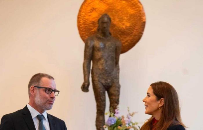 La reina María visita a diaconisas para continuar la tradición real de 160 años