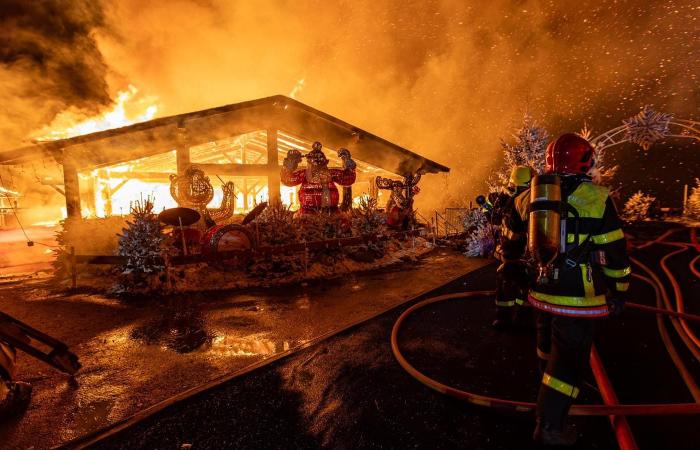 Un incendio arrasa el pueblo navideño de Barcarès