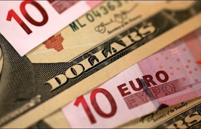 EUR/USD: Luchando contra el dólar, el euro cae a su nivel más bajo en un año