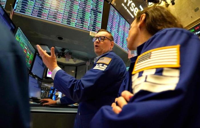 Wall Street abre a la baja, recupera el aliento tras nuevos récords