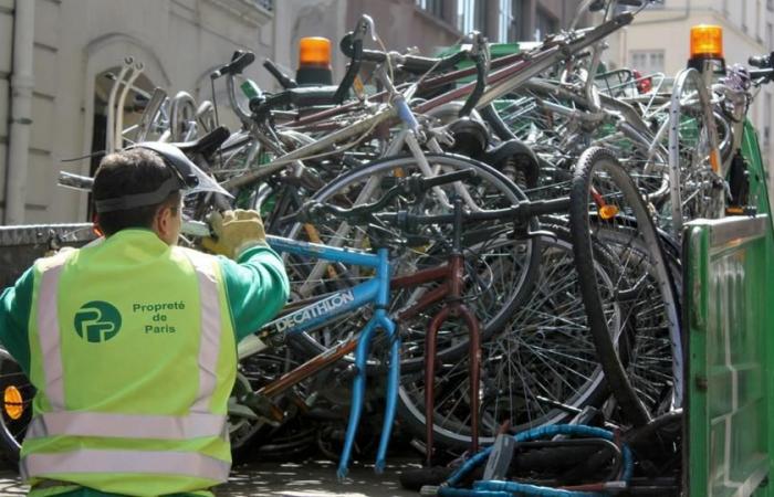 ¿Cuáles son las condiciones para que el ayuntamiento retire una bicicleta adjunta?