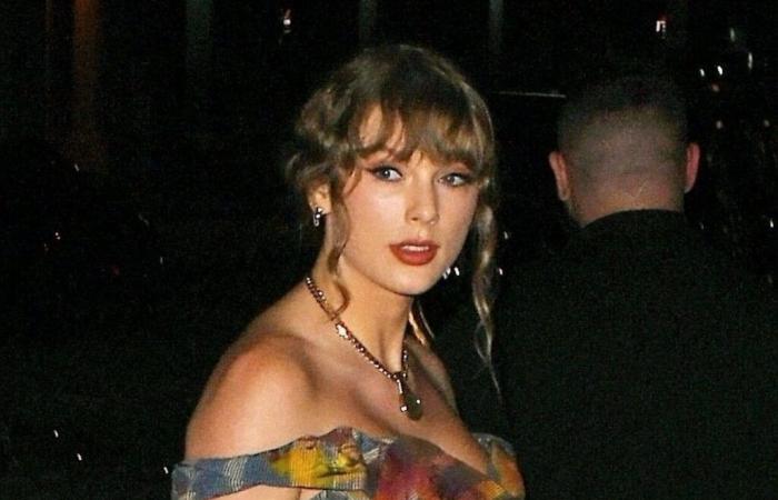 Taylor Swift actualiza el traje de falda combinándolo con un corsé de Victoria’s Secret en oferta por menos de 40€