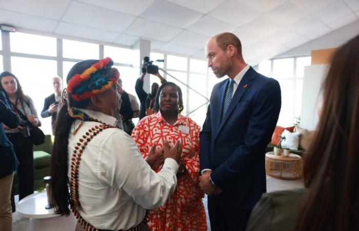 William sin Kate: el príncipe posa con otra mujer a miles de kilómetros de su esposa