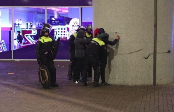 Ámsterdam: tranvía quemado durante disturbios, las tensiones siguen siendo altas