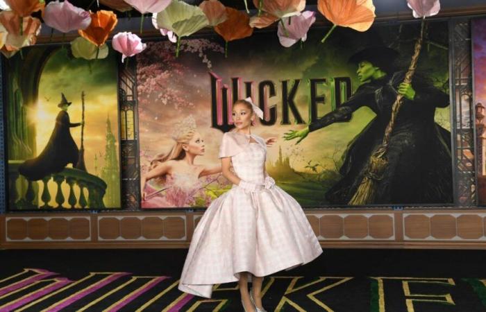 la dirección de un sitio pornográfico impresa en sus muñecos “Wicked”