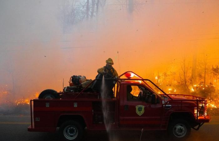 Un enorme incendio forestal en la frontera entre Nueva Jersey y Nueva York continúa arrasando 3500 acres alimentado por ráfagas de viento