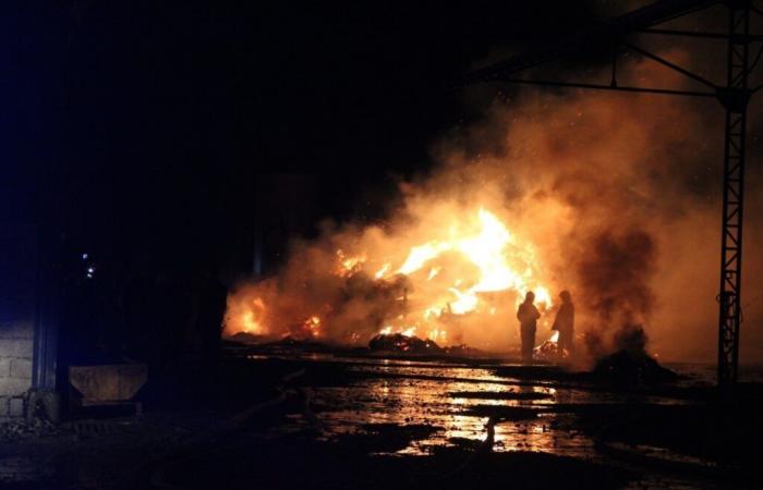 Incendio en un cobertizo agrícola en Oise, los bomberos acuden al lugar para apagar el incendio