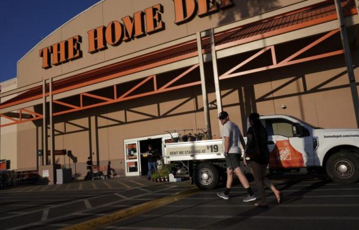 Los resultados del tercer trimestre de Home Depot encabezan a Wall Street a medida que el retroceso en el gasto del consumidor se alivia un poco