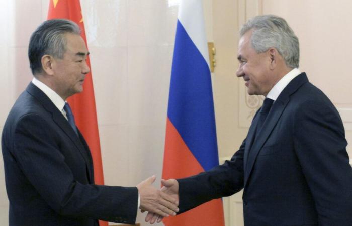 Rusia pide a China que luche contra la “contención” de Estados Unidos contra ellos