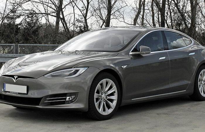 Atrapados por puertas bloqueadas tras un accidente: cuatro amigos mueren quemados en un Tesla