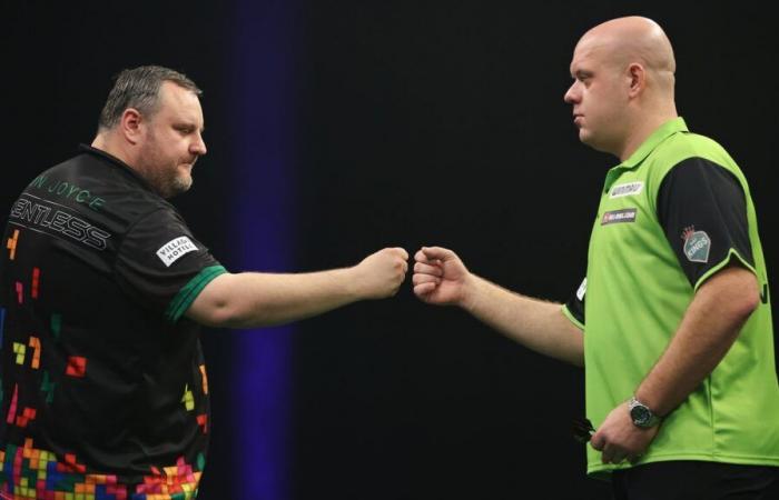 Michael van Gerwen se cae del Grand Slam de Dardos después de perder el partido decisivo ante Ryan Joyce