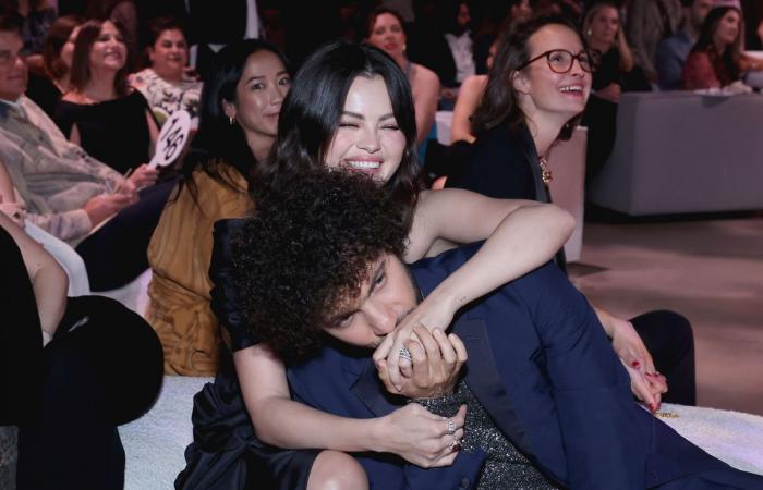 Selena Gomez celebra con un romántico gesto que Benny Blanco sea nombrado uno de los ‘hombres vivos más sexys’