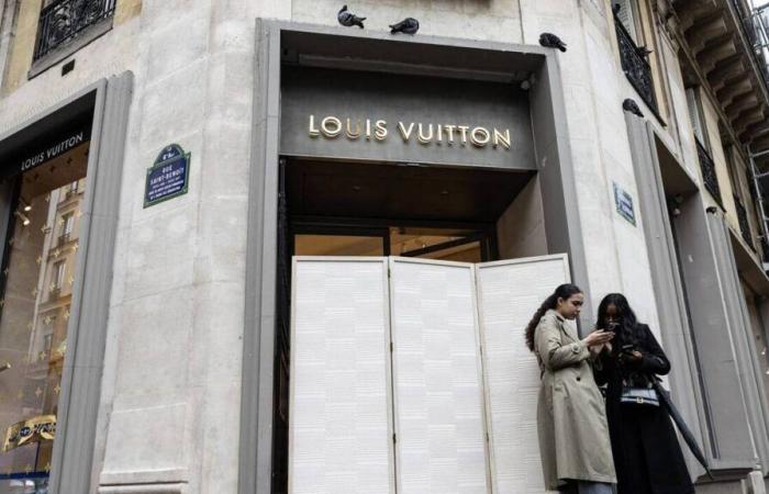 En París, asaltan una tienda Louis Vuitton con un coche embestido