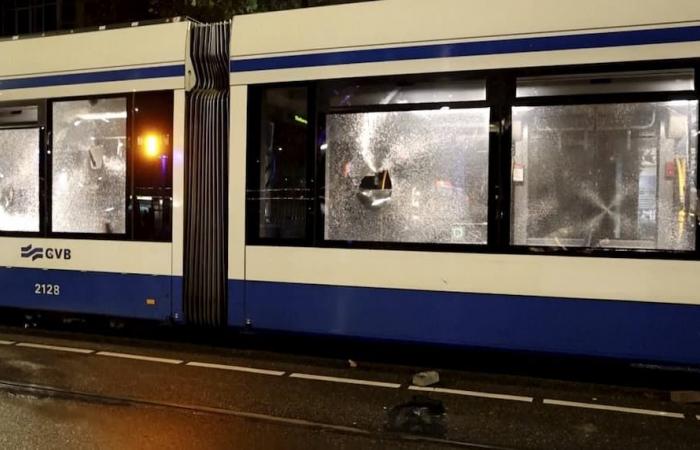 incendio de tranvía y consignas antisemitas durante disturbios en Amsterdam, varias detenciones