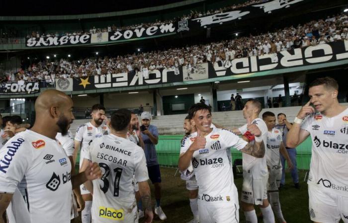 Fútbol: Santos, el ex club de Pelé y Neymar, regresa a la Primera División de Brasil